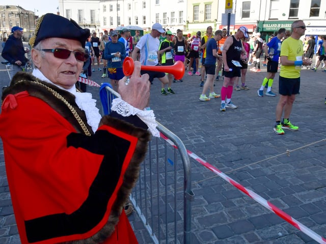 Mayor of Boston, Frank Pickett starting the runners off EMN-220418-133006001