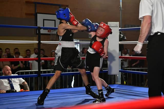 Theo Smith (Sleaford ABC red), Hishaam Afeze (Empire BC blue) EMN-220418-092800001