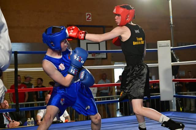 Kai Merrin (Boston ABC red), Hayden Lloyd (Touch Gloves blue) EMN-220418-092738001