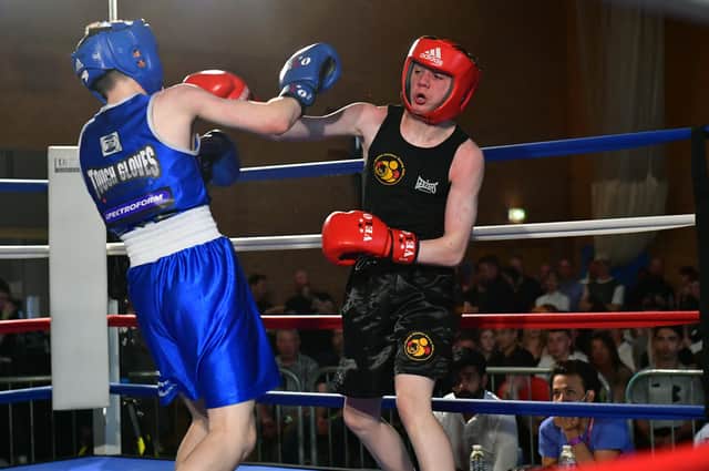 Kai Merrin (Boston ABC red), Hayden Lloyd (Touch Gloves blue) EMN-220418-092722001