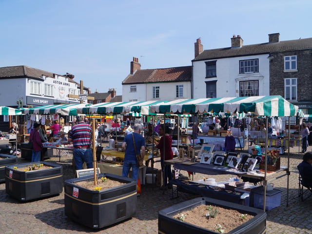 There was a steady flow of visitors to the market EMN-220418-124846001