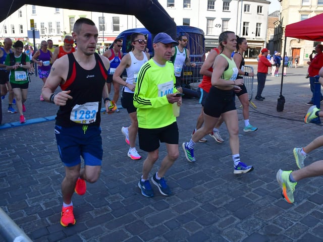 Marathon start - 2nd wave EMN-220418-133102001