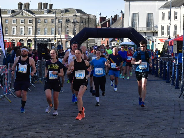 Marathon start - 3rd wave EMN-220418-133116001