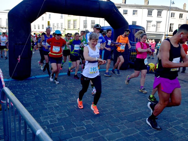 Marathon start - 2nd wave EMN-220418-133027001