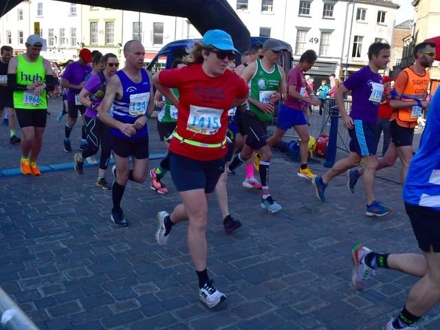 Marathon start - 2nd wave EMN-220418-133046001