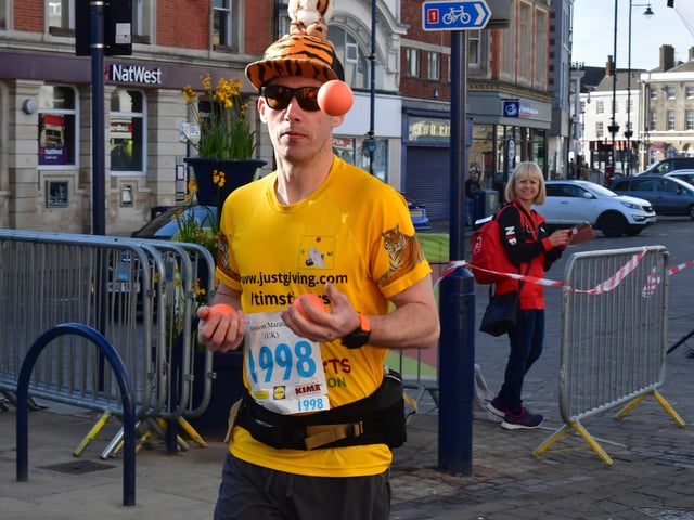 Marathon start - 3rd wave EMN-220418-133202001