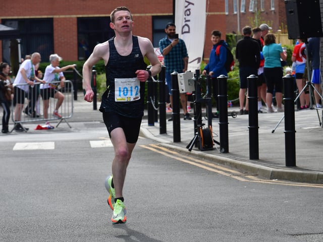 Fisrst runner to finish the marathon EMN-220418-132645001