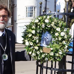 Market Rasen's Deputy Mayor, Coun Stephen Bunney ladi a wreath on behalf of the town to commemorate the Duke of Edinburgh EMN-210417-121305001