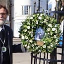 Market Rasen's Deputy Mayor, Coun Stephen Bunney ladi a wreath on behalf of the town to commemorate the Duke of Edinburgh EMN-210417-121305001