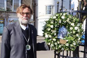 Market Rasen's Deputy Mayor, Coun Stephen Bunney ladi a wreath on behalf of the town to commemorate the Duke of Edinburgh EMN-210417-121305001