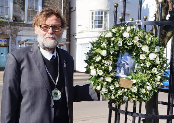 Market Rasen's Deputy Mayor, Coun Stephen Bunney ladi a wreath on behalf of the town to commemorate the Duke of Edinburgh EMN-210417-121305001