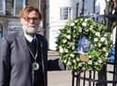Market Rasen's Deputy Mayor, Coun Stephen Bunney ladi a wreath on behalf of the town to commemorate the Duke of Edinburgh EMN-210417-121305001