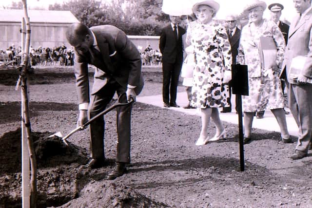 Prince Philip planting a tree on Eastgate Green on his visit to Sleaford in 1975. EMN-211204-152241001
