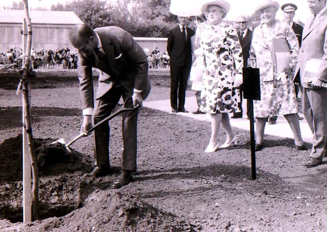 Prince Philip planting a tree on Eastgate Green on his visit to Sleaford in 1975. EMN-211204-152241001