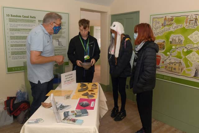 L-R Mark Bamford of Sleaford Museum, talking to George Wing 15, Seraphina Marshall 15 and Lorelei Marshall 11 of Rainbow Stars Home Education Group. EMN-210521-160956001