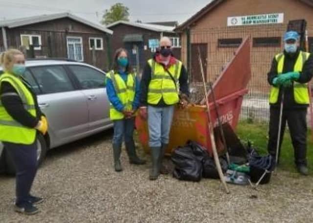 Volunteers at Horncastle RiverCare Group. EMN-210528-120534001