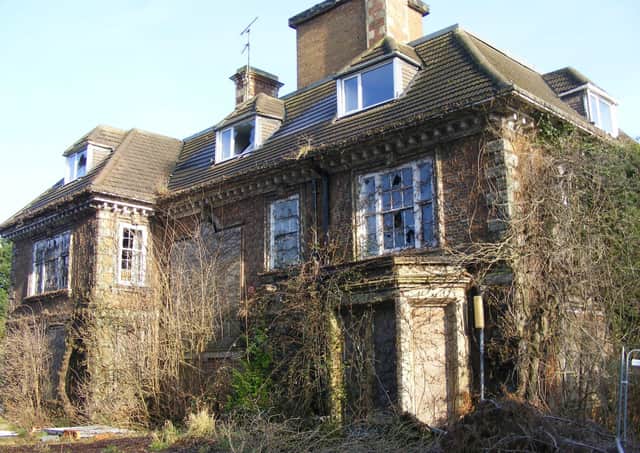 The derelict Heckington Manor, former Ferdowse Clinic. EMN-211006-170146001