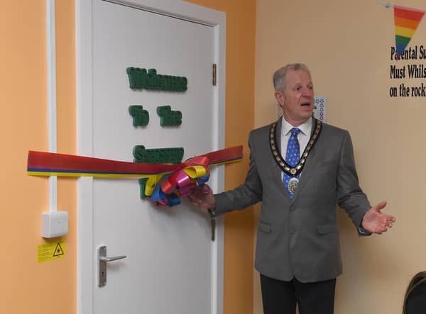 Opening of new multi-sensory room at Rainbow Stars. Mayor of Sleaford, Robert Oates officially opening the new sensory room EMN-210621-095019001