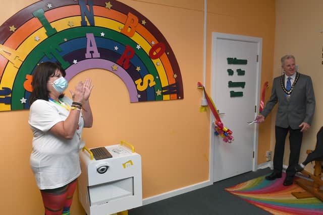 Opening of new multi-sensory room at Rainbow Stars. Mayor of Sleaford, Robert Oates officially opening the new sensory room EMN-210621-095008001