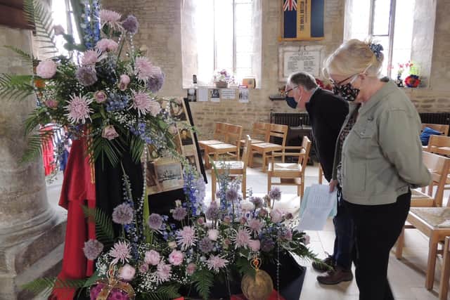 Len and Janet Bridge of Heckington admiring the flower arrangement to Queen Elizabeth II. EMN-210628-184331001