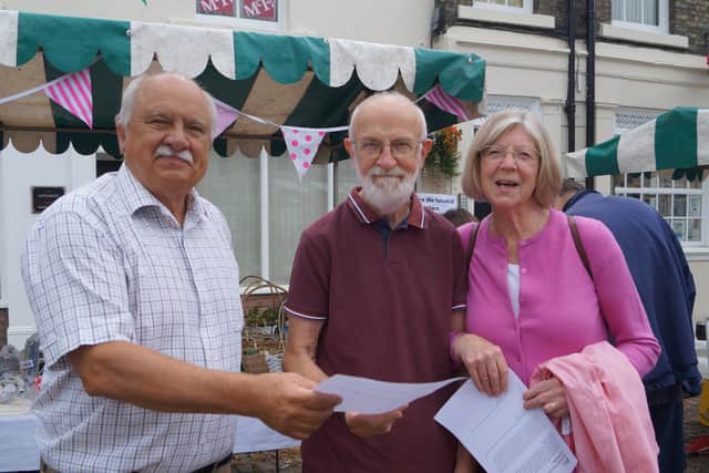 Coun Neil Taylor spoke to people about the plan for the market place EMN-210507-133232001