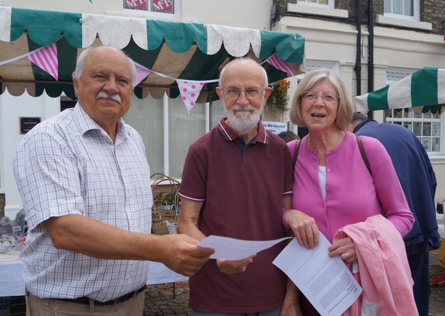 Coun Neil Taylor spoke to people about the plan for the market place EMN-210507-133232001