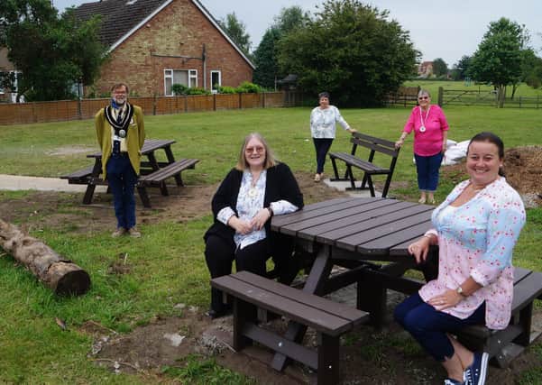 Jayne Matthews, Town Mayor Stephen Bunney, deputy mayor Margaret Lakin-Whitworth and town councillors Cathryn Turner and Jo Pilley at the new picnic benches  EMN-210507-173052001