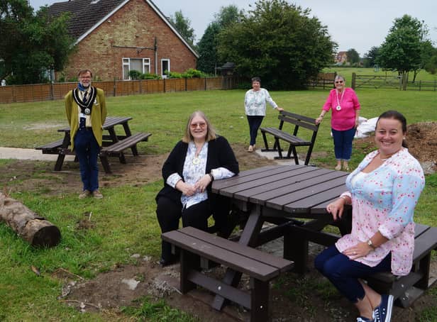 Jayne Matthews, Town Mayor Stephen Bunney, deputy mayor Margaret Lakin-Whitworth and town councillors Cathryn Turner and Jo Pilley at the new picnic benches  EMN-210507-173052001