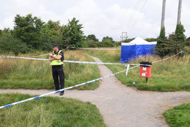 Police incident on Mareham Pastures. Officers stand guard. EMN-211207-114523001