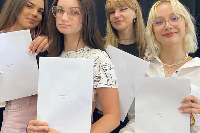 Julia, Ola, Kamille, Liza giles