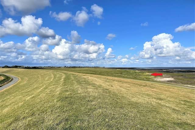 The sign was found on the beach, roughly where the red arrow is. (Photo: Günter Schroeder)