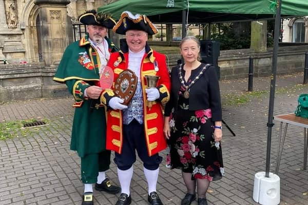 The winner of Sleaford Town Crier contest 2021 - Michael Wabe of Watton, with Sleaford crier John Griffiths and Coun Linda Edwards-Shea - Deputy Mayor. EMN-210609-183140001