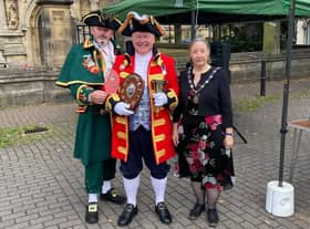 The winner of Sleaford Town Crier contest 2021 - Michael Wabe of Watton, with Sleaford crier John Griffiths and Coun Linda Edwards-Shea - Deputy Mayor. EMN-210609-183140001