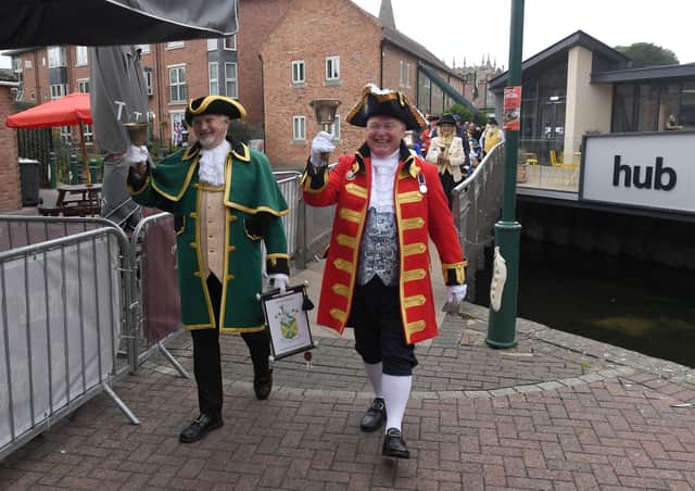 The town criers parade through Sleaford. EMN-210609-121324001