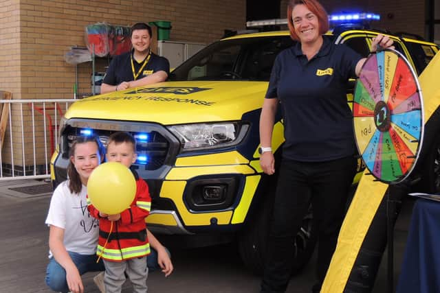 Meeting the LIVES team, from left - Alexa (11) and Willow (3) Richardson of Sleaford, with James Maynard and Rachel Hay from LIVES. EMN-210920-132524001