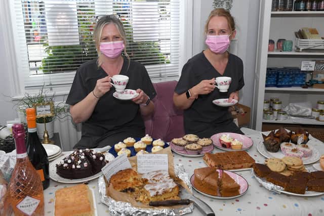 L-R Christine Massey - salon owner, Laura O'Sullivan - beauty therapist at their Macmillan Coffee morning. EMN-210926-122158001