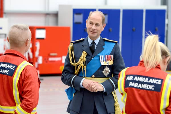 HRH The Earl of Wessex meets the air ambulance paramedics. EMN-210930-093057001