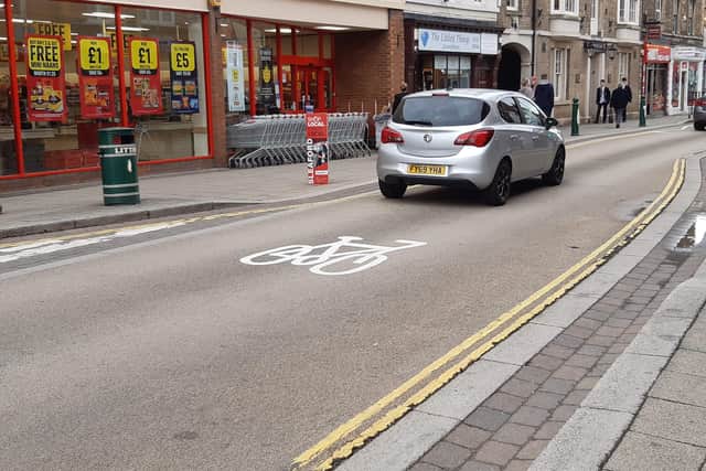 Cycle signs on Southgate. EMN-210930-170713001