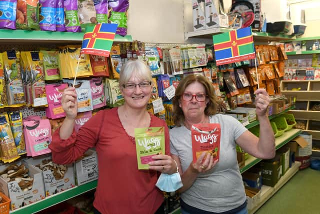 Pet Shop Girls. L-R Angela Choularton and Rosie Hayre. EMN-210410-101118001