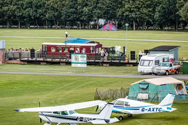 Planes lined up on Skegness Airfield next to Jurassic and her train –
incoming pilots are uniquely entitled to free travel (Photo D. Enefer/LCLR)