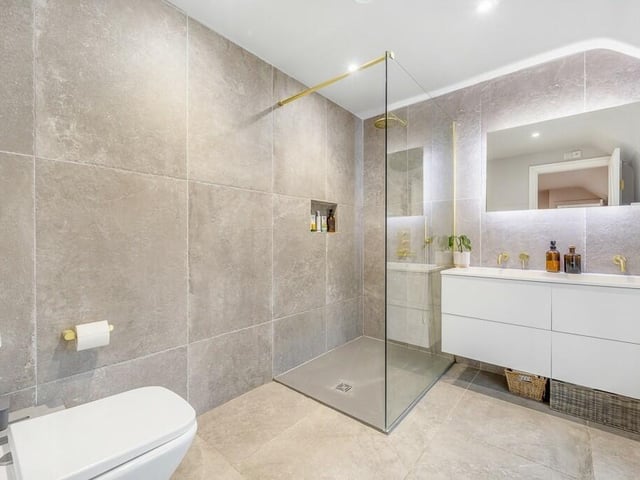 ... its en suite and ...