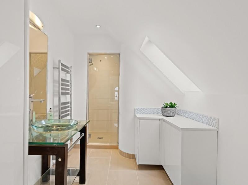 The principal bedroom's en suite.