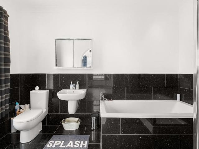 The en suite.