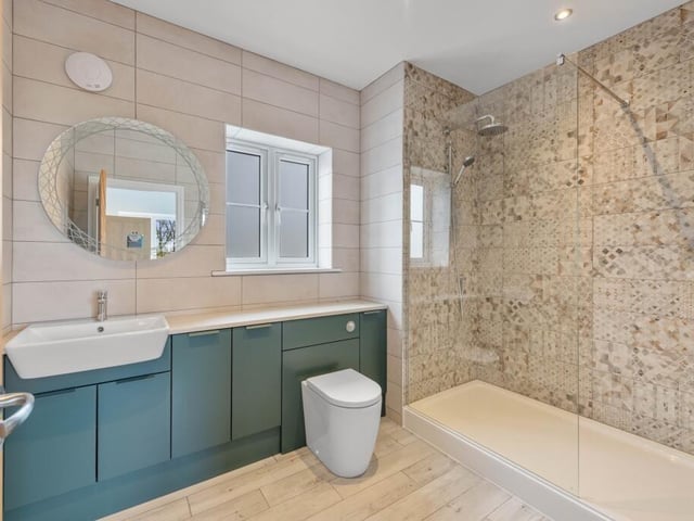 ... and its en suite.