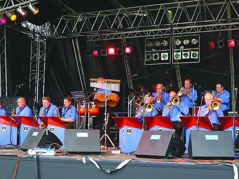 Bringing the swing, CS Big Band.
