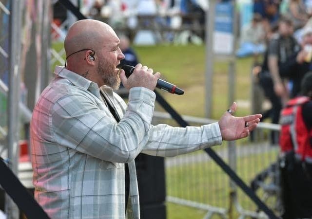 Geoff Mull Band performing.