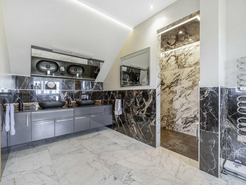 Another angle on the en suite.