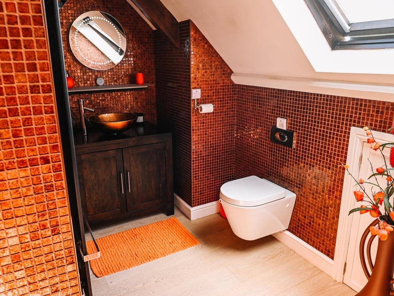 The principal bedroom's en suite.
