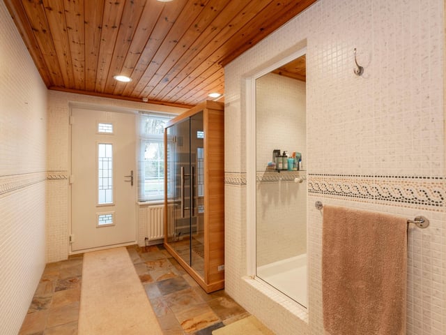 The shower room with sauna.