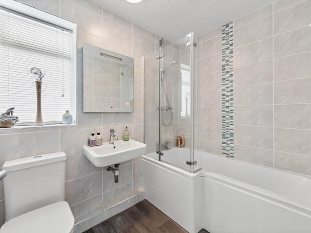 The annexe bathroom.
